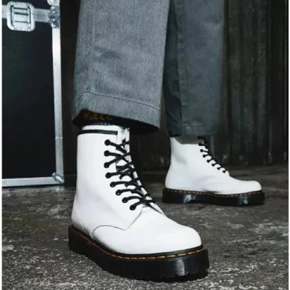 NWT DR. MARTENS 1460 BEX SMOOTH LEATHER LACE UP BOOTS - Picture 4 of 12